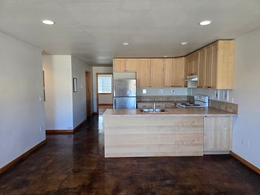 $7,000 Move-In Credit!! Exceptional 5 Bedroom Townhouse | 5 Bathrooms | Attached 2 Car Garage | Driveway Parking | Near OSU | Close To Parks – photo 1