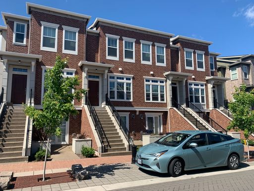 Beautiful 3 Bedrooms 3 Bathrooms Townhouse with Access to Community Center & Pool