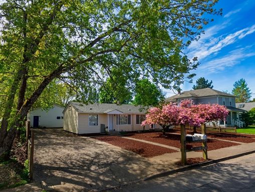Charming 2 Bedroom Duplex | Hardwood Floors | Off Street Parking | Freshly Painted | New Appliances | Natural Light | Near Lily Park – photo 1