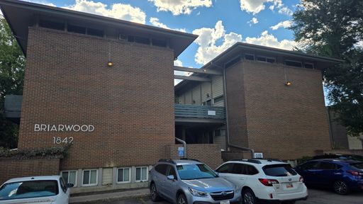 Boulder condo in the ideal location with private fenced in yard. – photo 1