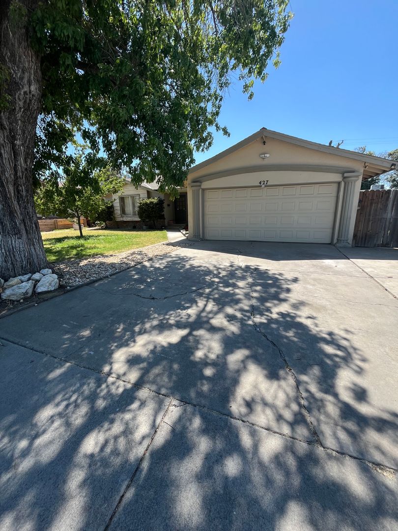Los Banos House: 427 N. Santa Ana