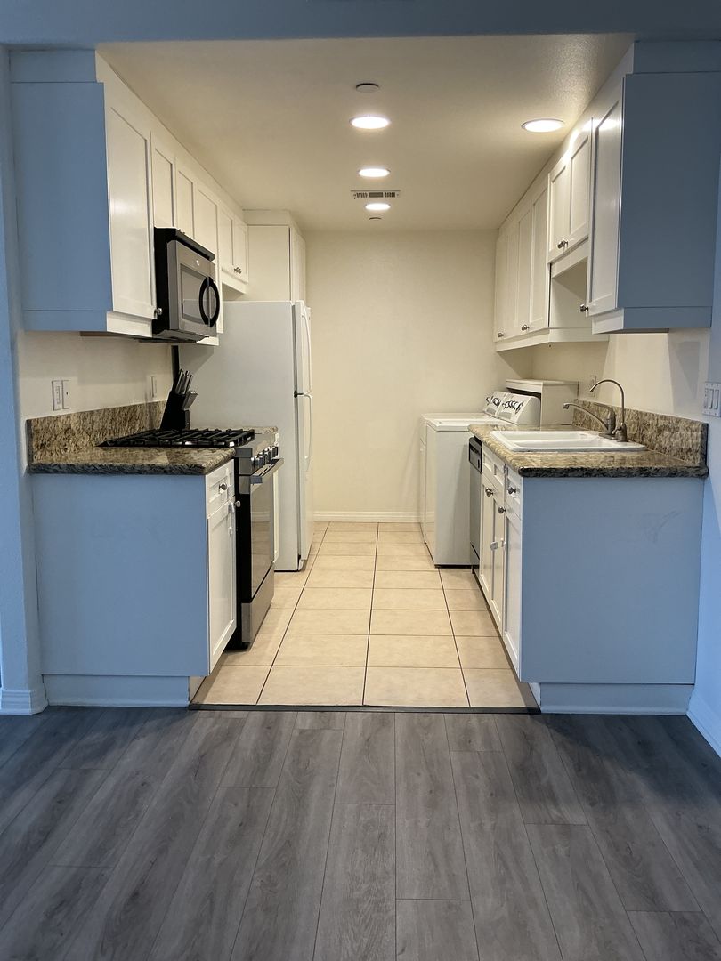 Fountain Valley Apartment: 17230 Newhope St.
