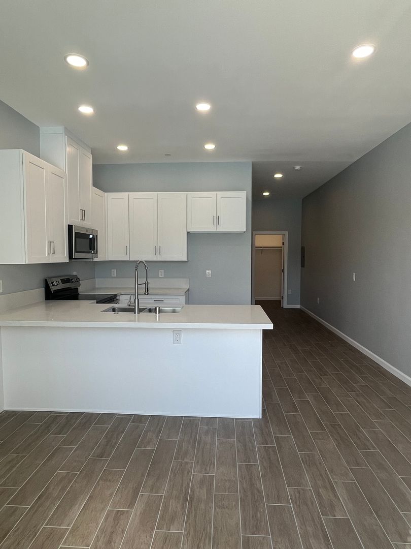 Fountain Valley Apartment: 17210 Newhope St.