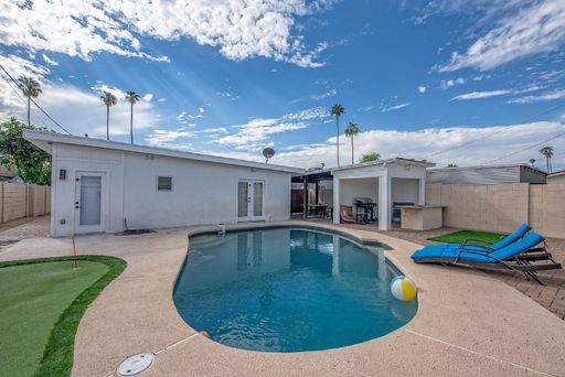 Beautiful Bungalow Home with Heated Pool on Golf Course – photo 1