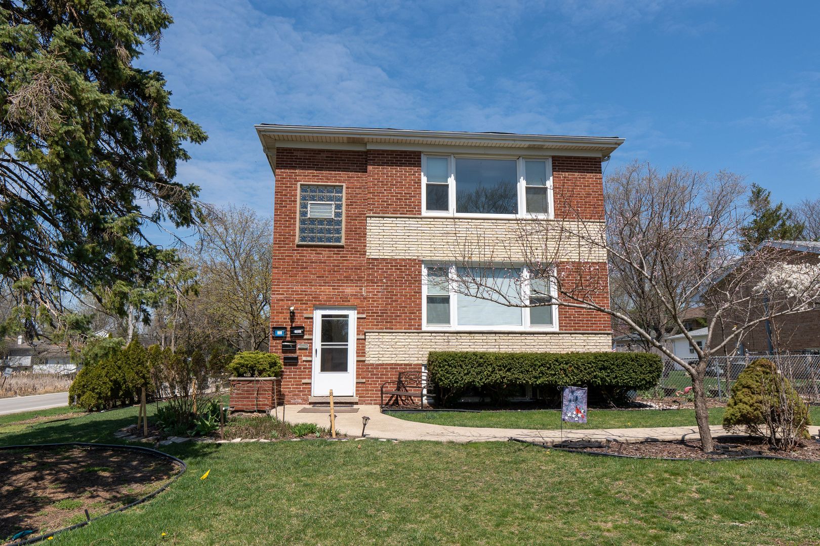 Clarendon Hills Apartment: 16W780 57th St
