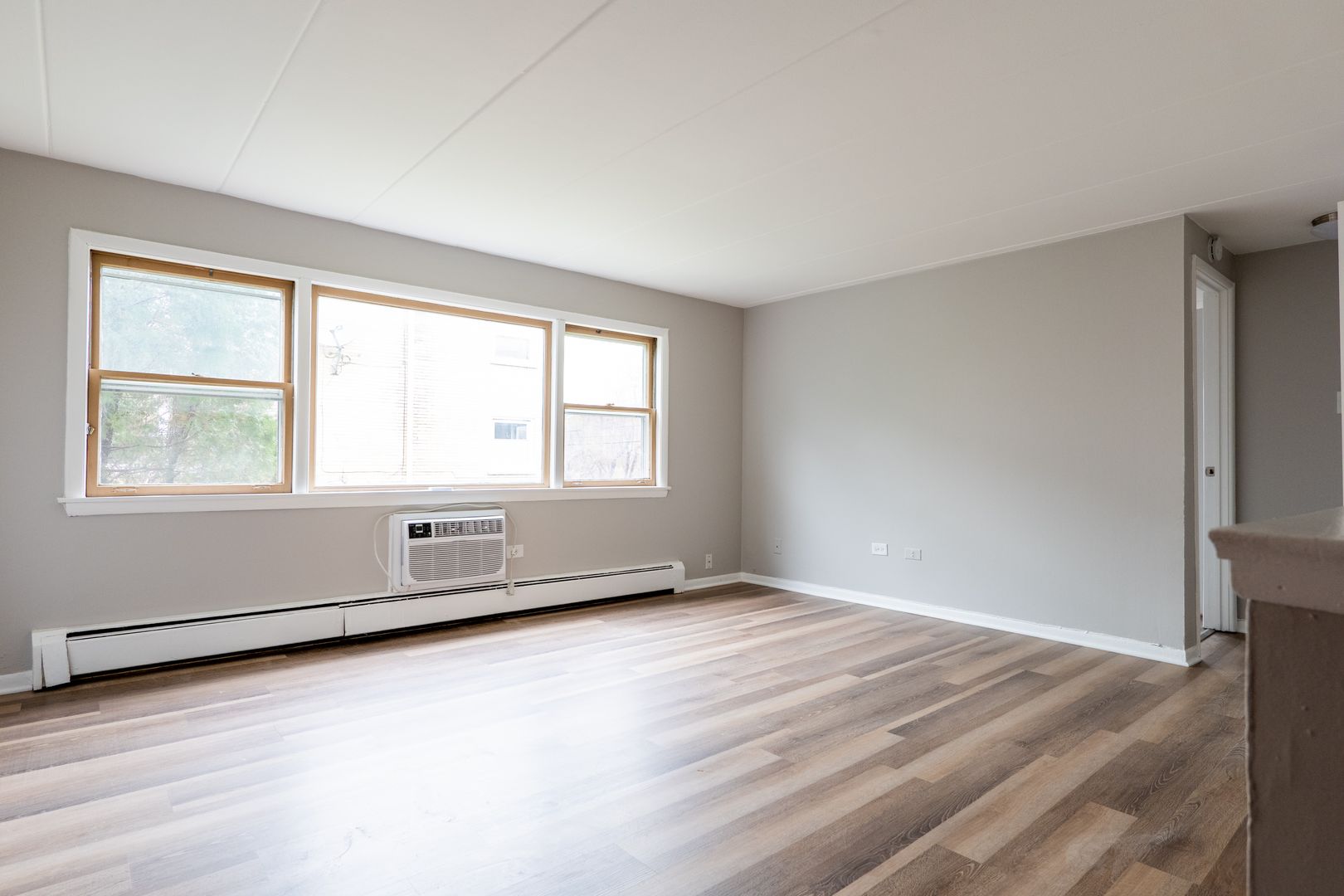 Worth Apartment: 10935 S. Lloyd Dr.