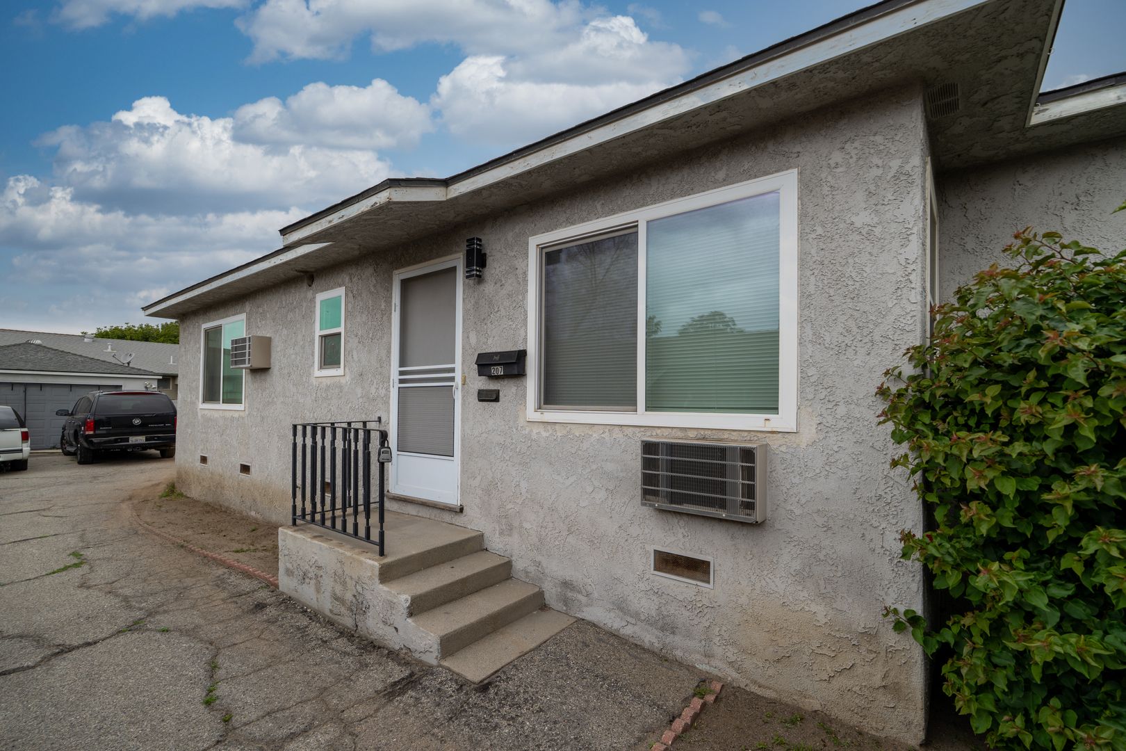 Monrovia Apartment: 207 S. Mayflower Ave