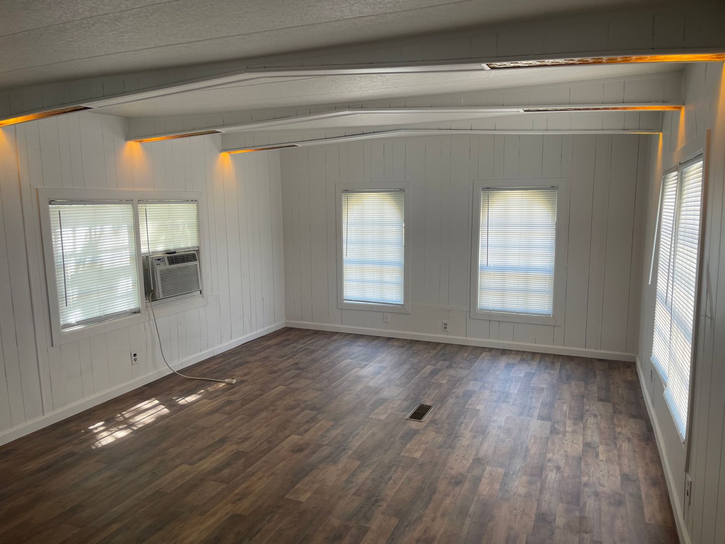 Caney Apartment: 801 to 804 N Wood ST - 801 N. State Street