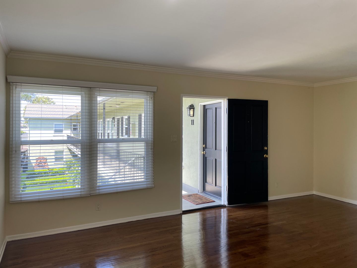 Long Beach Apartment: 1838 East 2nd Street