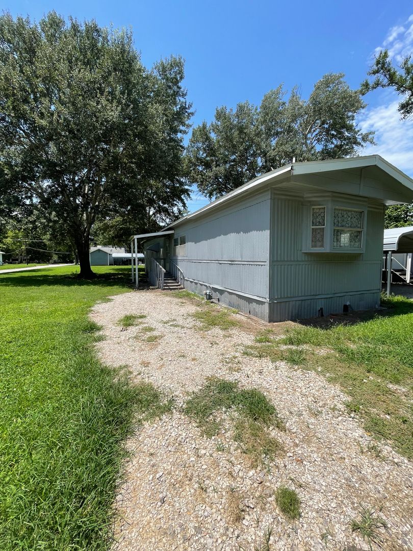 Caney Apartment: 801 to 804 N Wood ST - 801 N. State Street