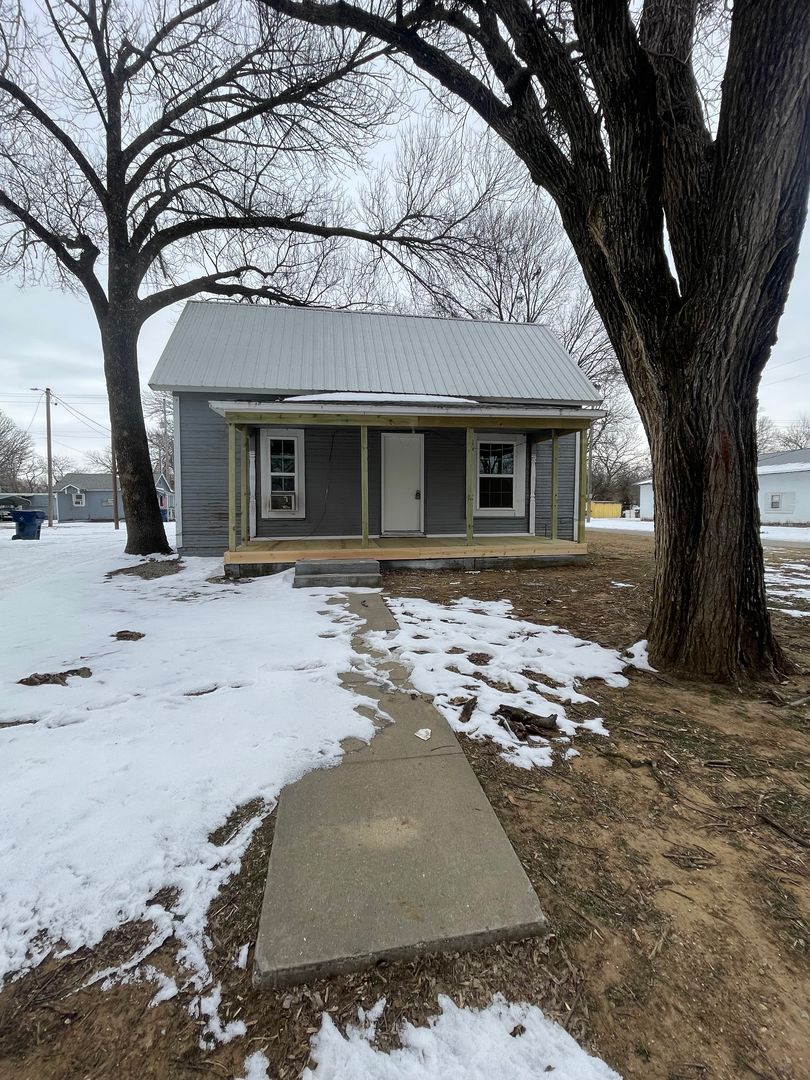 Caney Apartment: 801 to 804 N Wood ST - 801 N. State Street