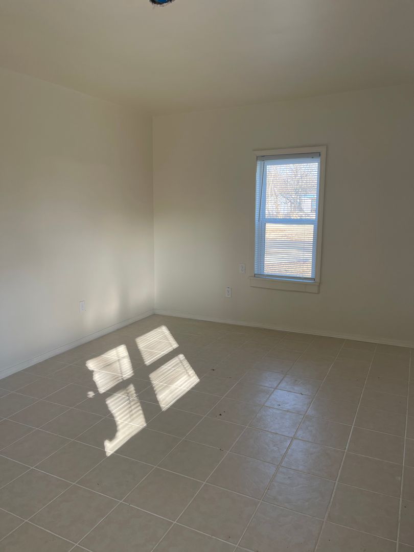 Caney Apartment: 110 E 7th Street