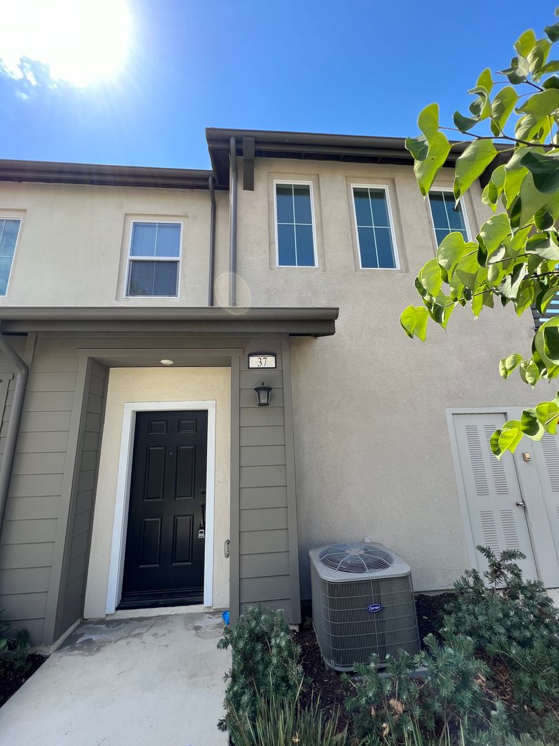 Ontario Townhome: 2337 S Via Vista #37