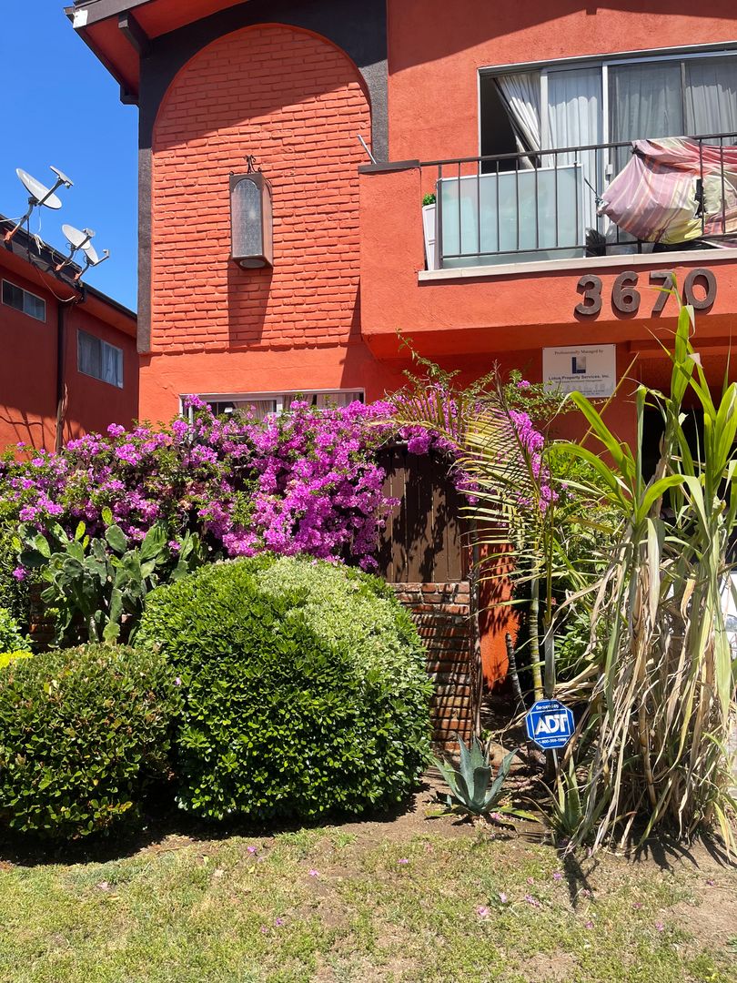 Los Angeles Apartment: 3670 Keystone Ave