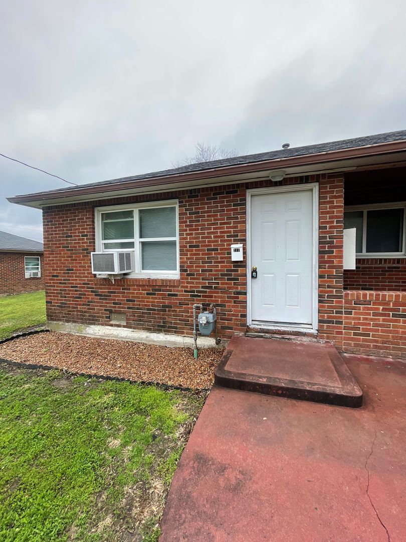 Independence Apartment: 416 - 418 N. 9th Street / 213 - 217 W Locust Street