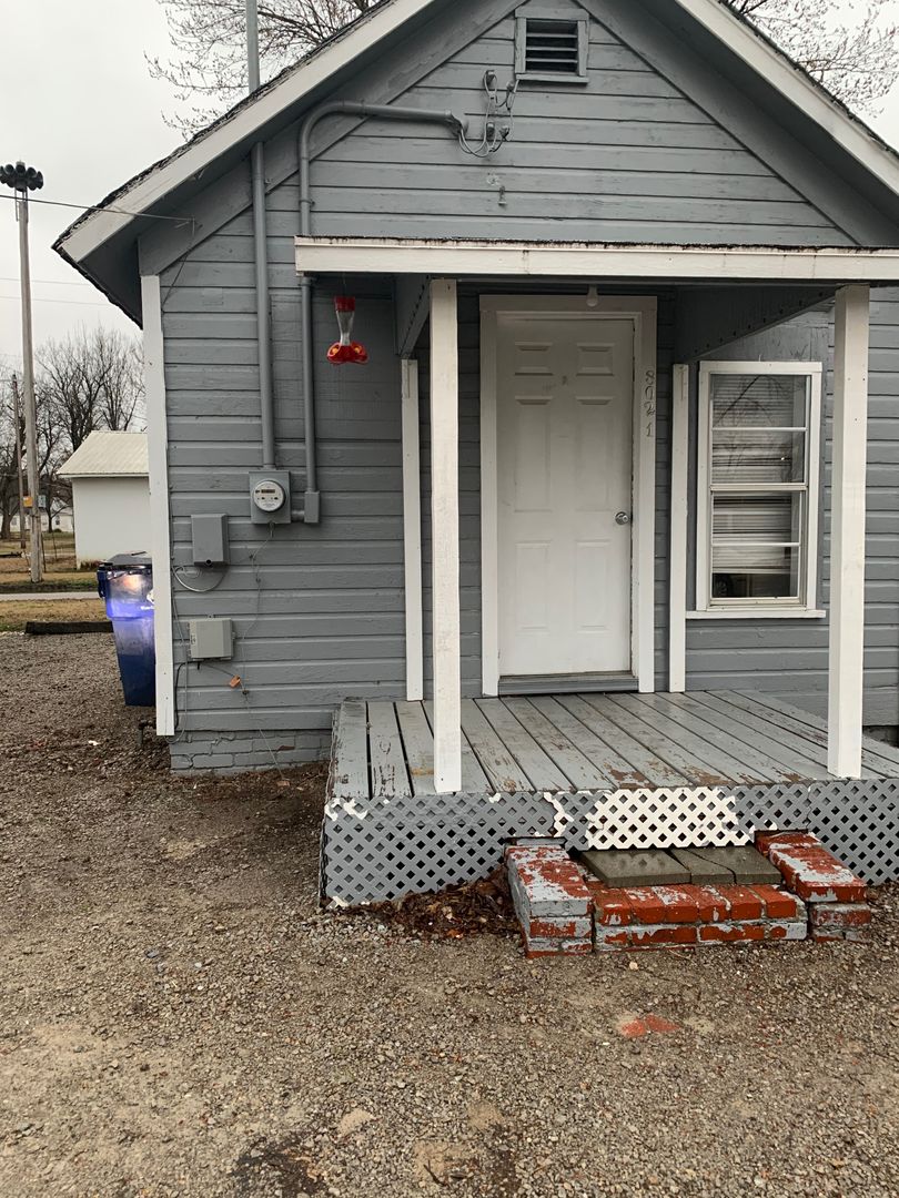 Caney Apartment: 801 to 804 N Wood ST - 801 N. State Street