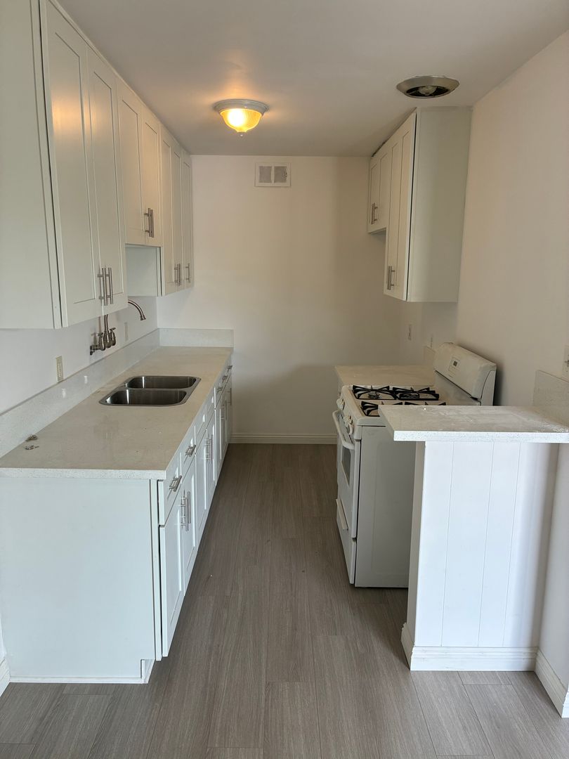 Downey Apartment: 10519 Arrington Avenue