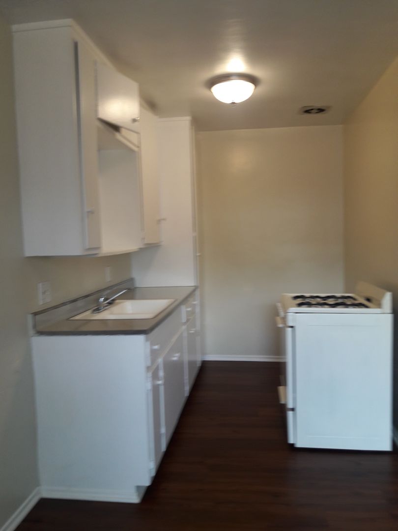 Pasadena Apartment: 1079 - 1089 N. Summit Avenue