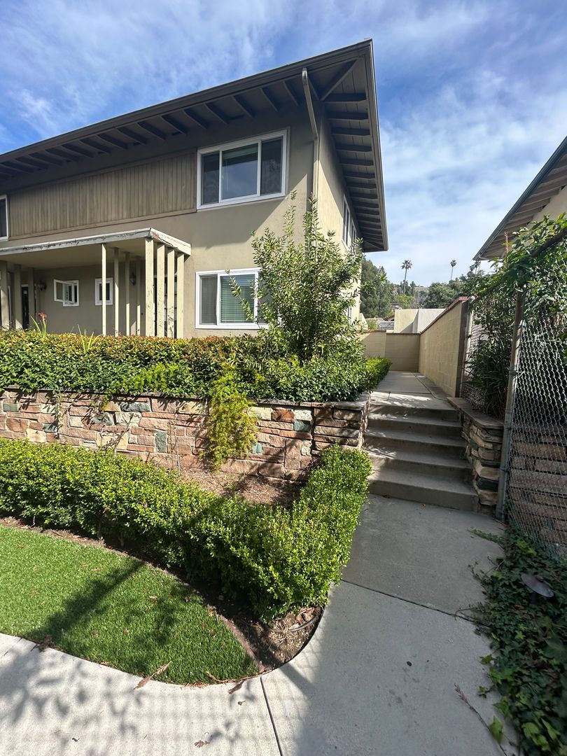 Glendale Apartment: 1756 N. Verdugo Road (NO BANK)