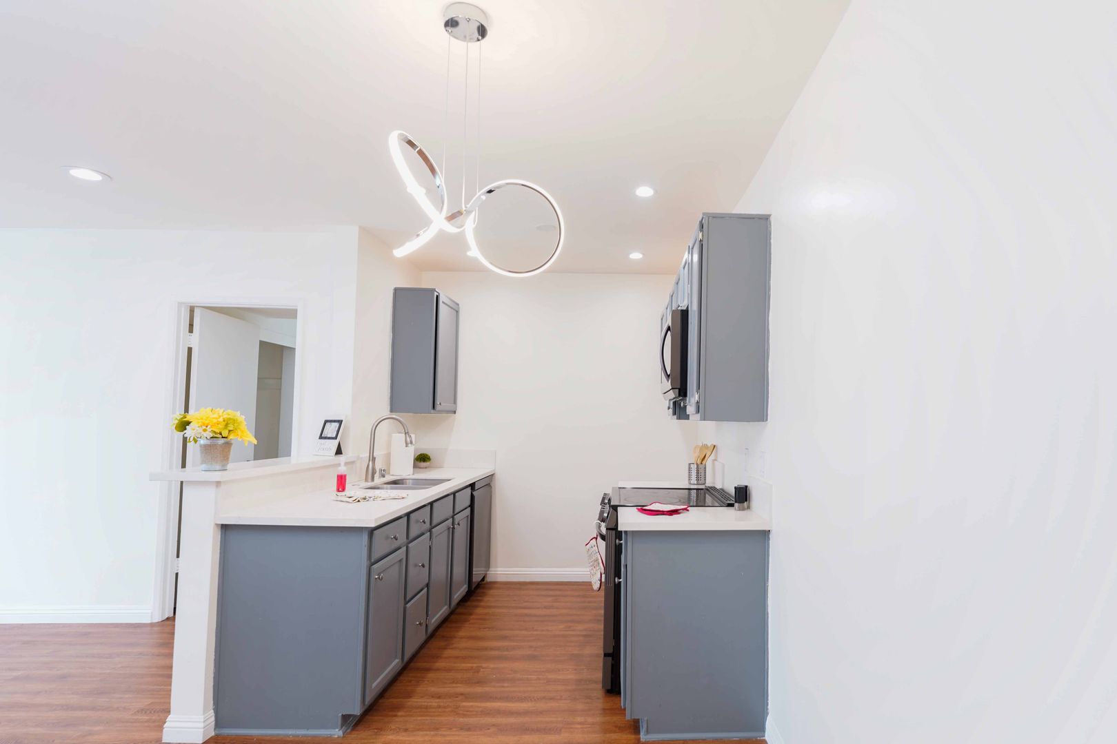 Pasadena House: 355 S. Madison Avenue #323