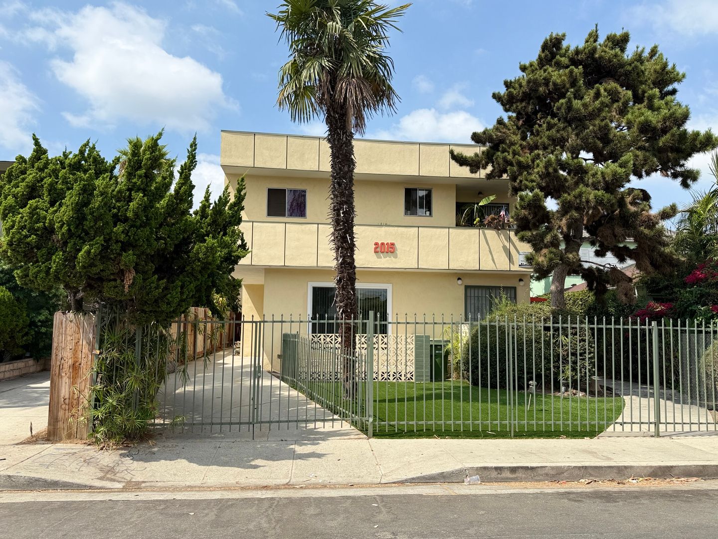 Los Angeles Apartment: 2015 S Holt Ave