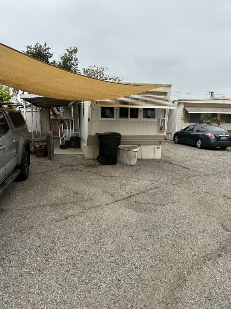 Duarte Apartment: 869 Random Lane