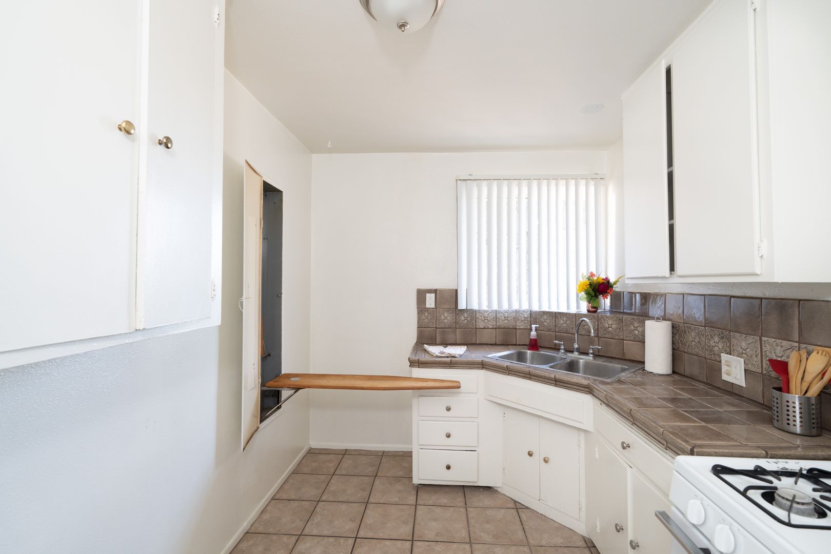 Pasadena Apartment: 1120 E. Villa Street