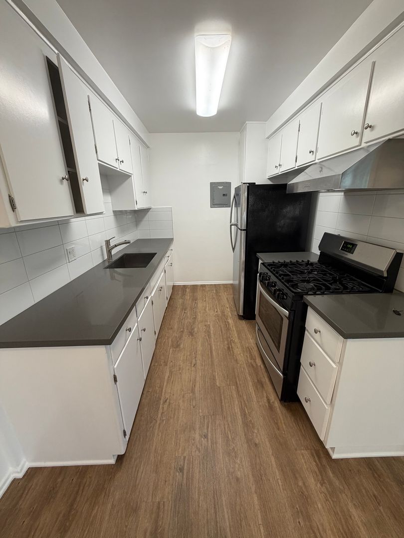 Los Angeles Apartment: 1626 Hobart Boulevard