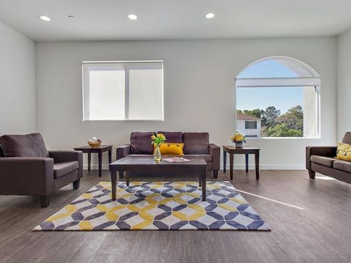 SPACIOUS 3 BEDROOM RESIDENCES NEAR UCLA | LARGE LAYOUTS | SECURED PARKING | OWNER-PAID WIFI – photo 1