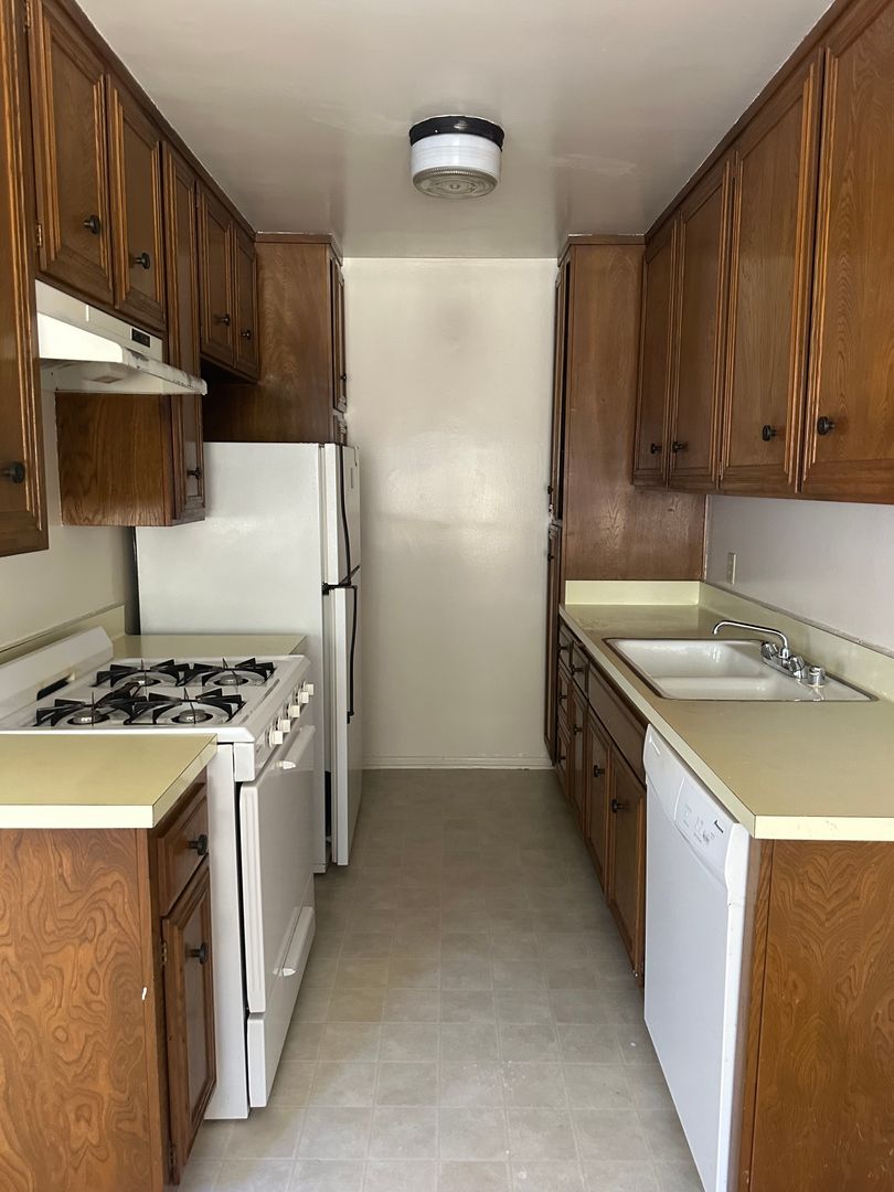 Los Angeles Apartment: 1447 Brockton Ave.