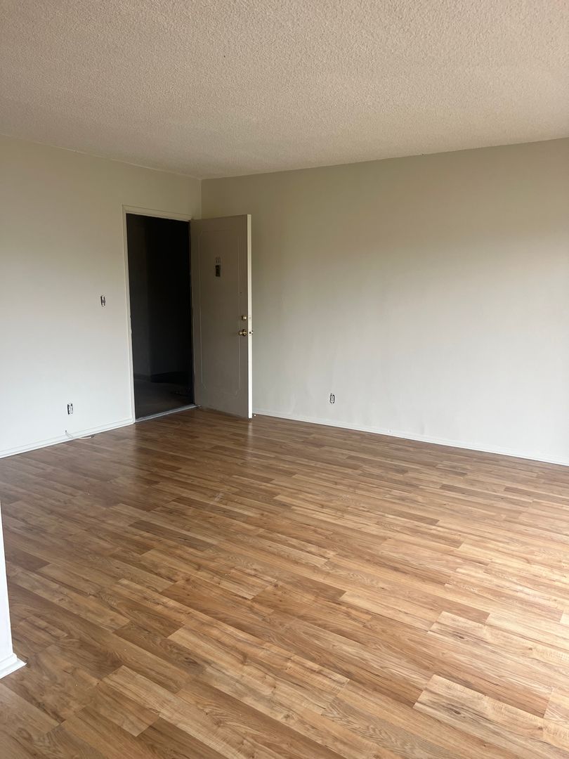 Santa Monica Apartment: 2210 3rd St