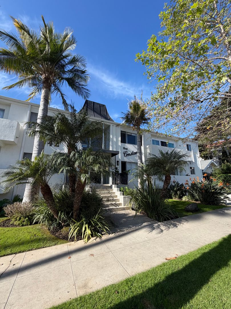 Santa Monica Apartment: 1042 6th Street