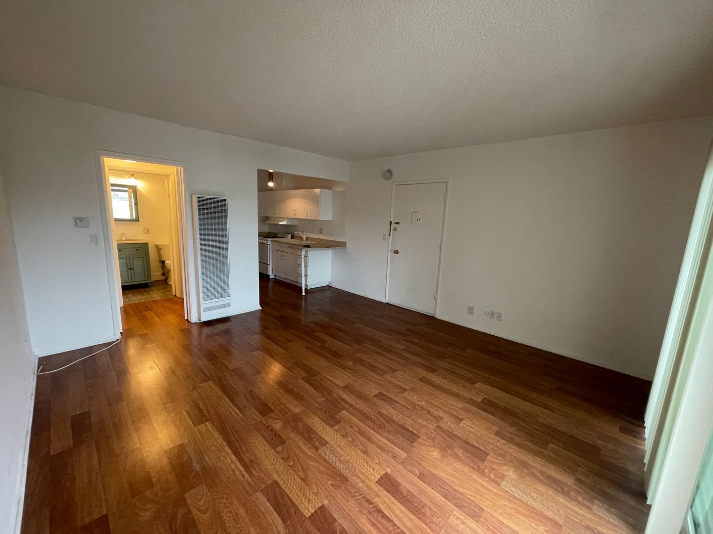 Santa Monica Apartment: 1042 6th St
