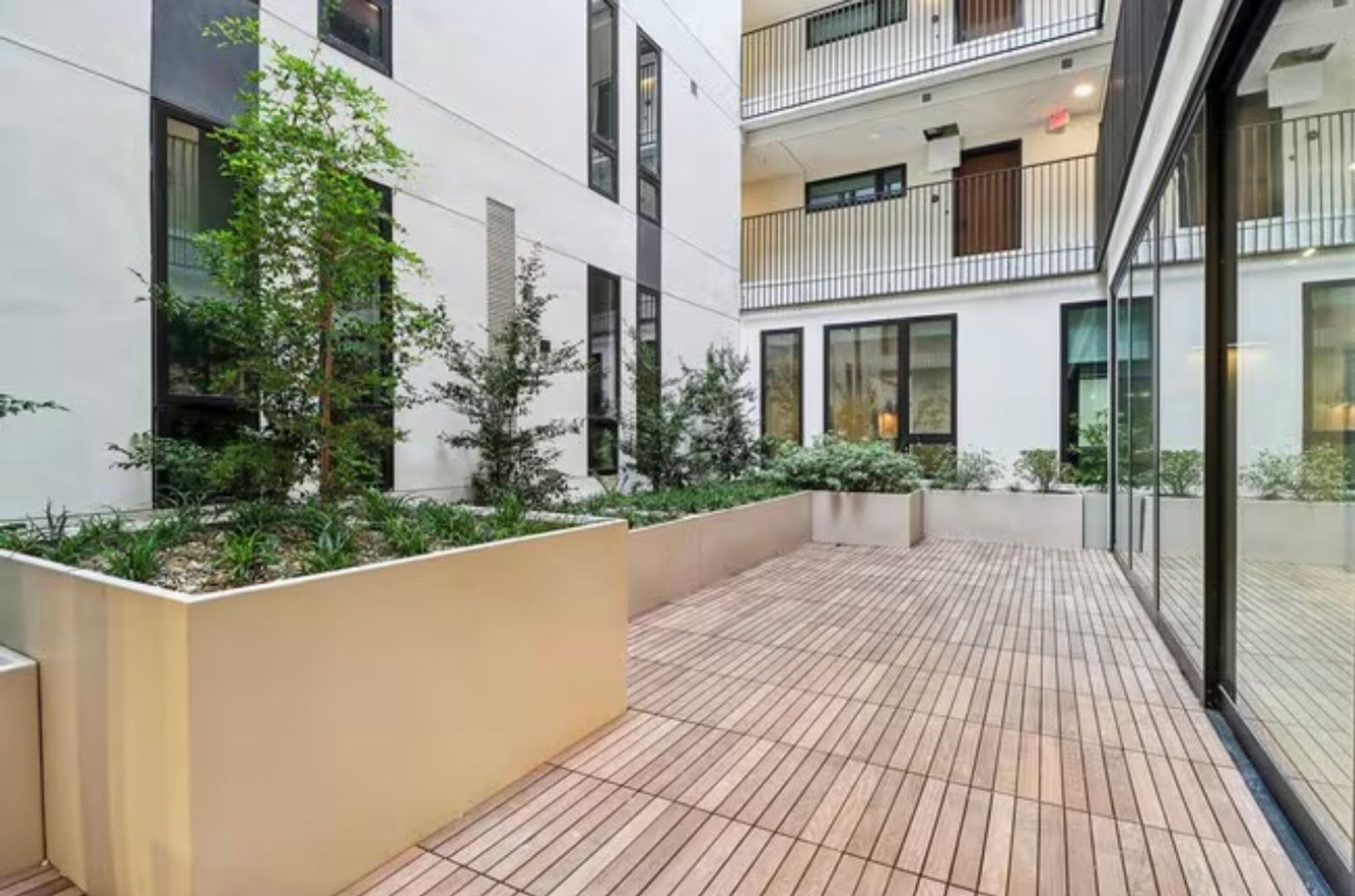 Los Angeles Apartment: 11701 Santa Monica Boulevard