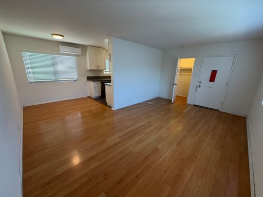 1 BD + 1 BA in Prime Santa Monica Location – Upper-Level Unit with Outdoor Space – photo 1
