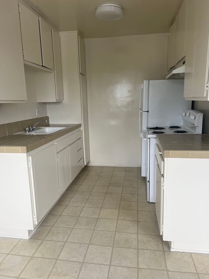 Santa Monica Apartment: 2210 3rd St