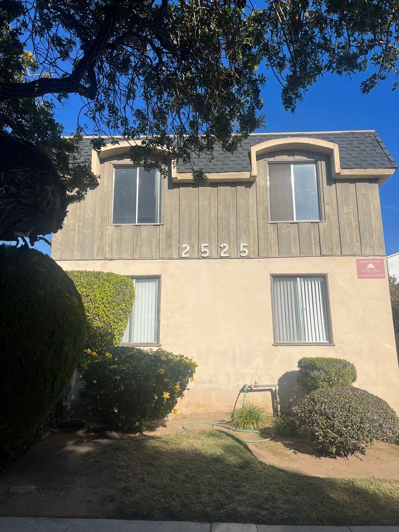 Santa Monica Apartment: 2525 28th St.