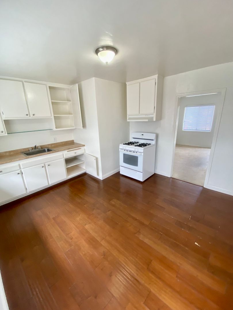 Los Angeles Apartment: 4671 Westlawn Avenue