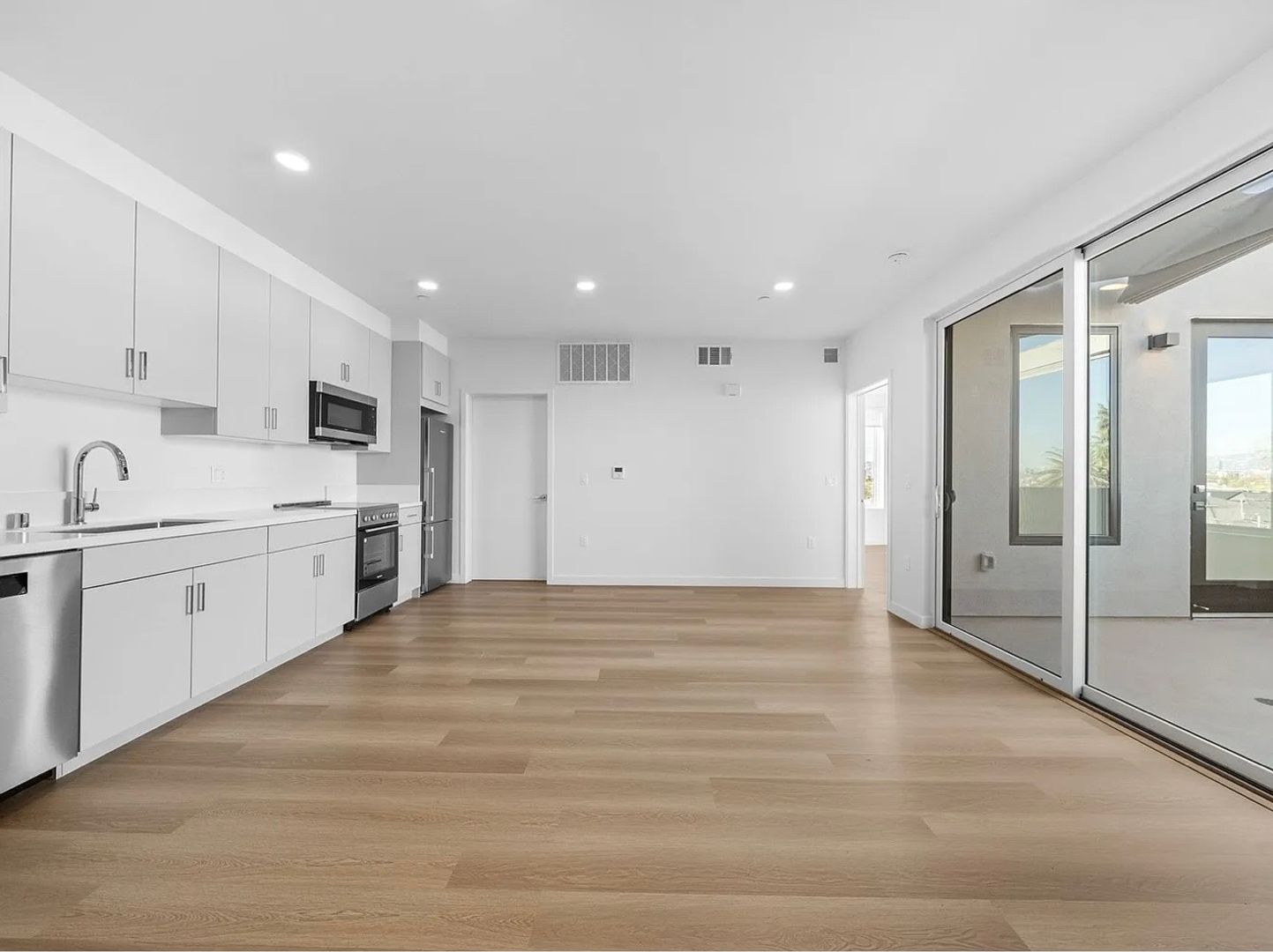 Los Angeles Apartment: 1233 S. Dunsmuir Avenue