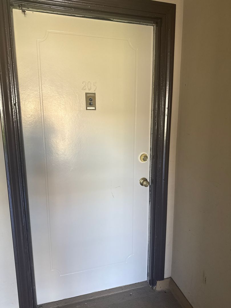 Santa Monica Apartment: 2210 3rd St