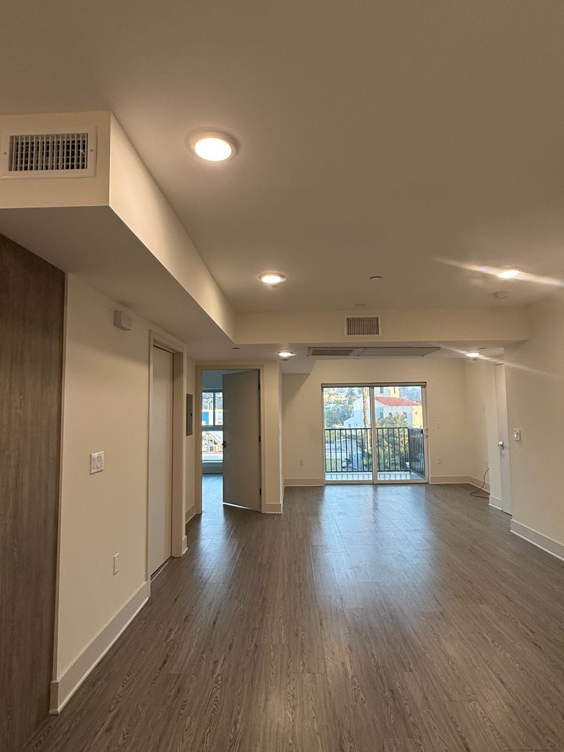 Los Angeles Apartment: 2022 W Sunset Boulevard