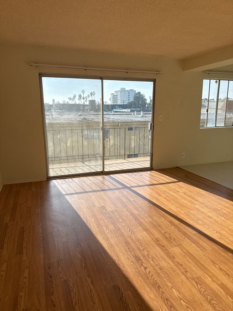 Santa Monica Apartment: 2210 3rd St
