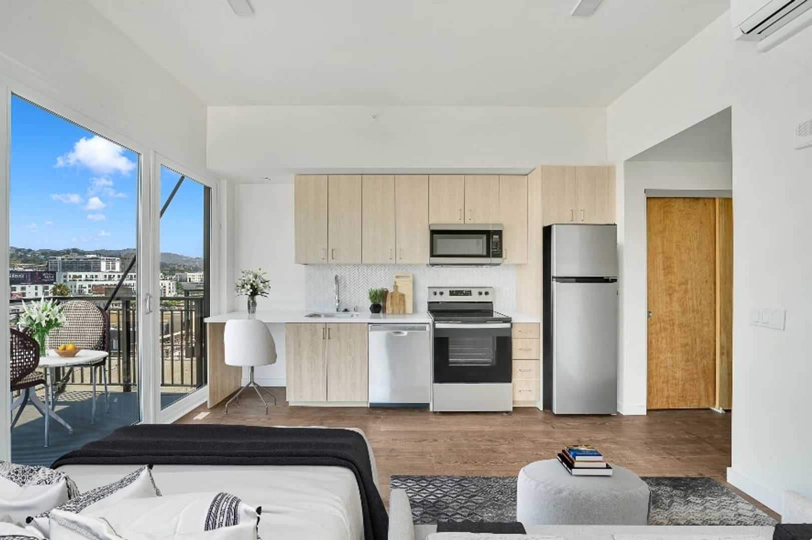 Los Angeles Apartment: 6762 Hawthorn Ave