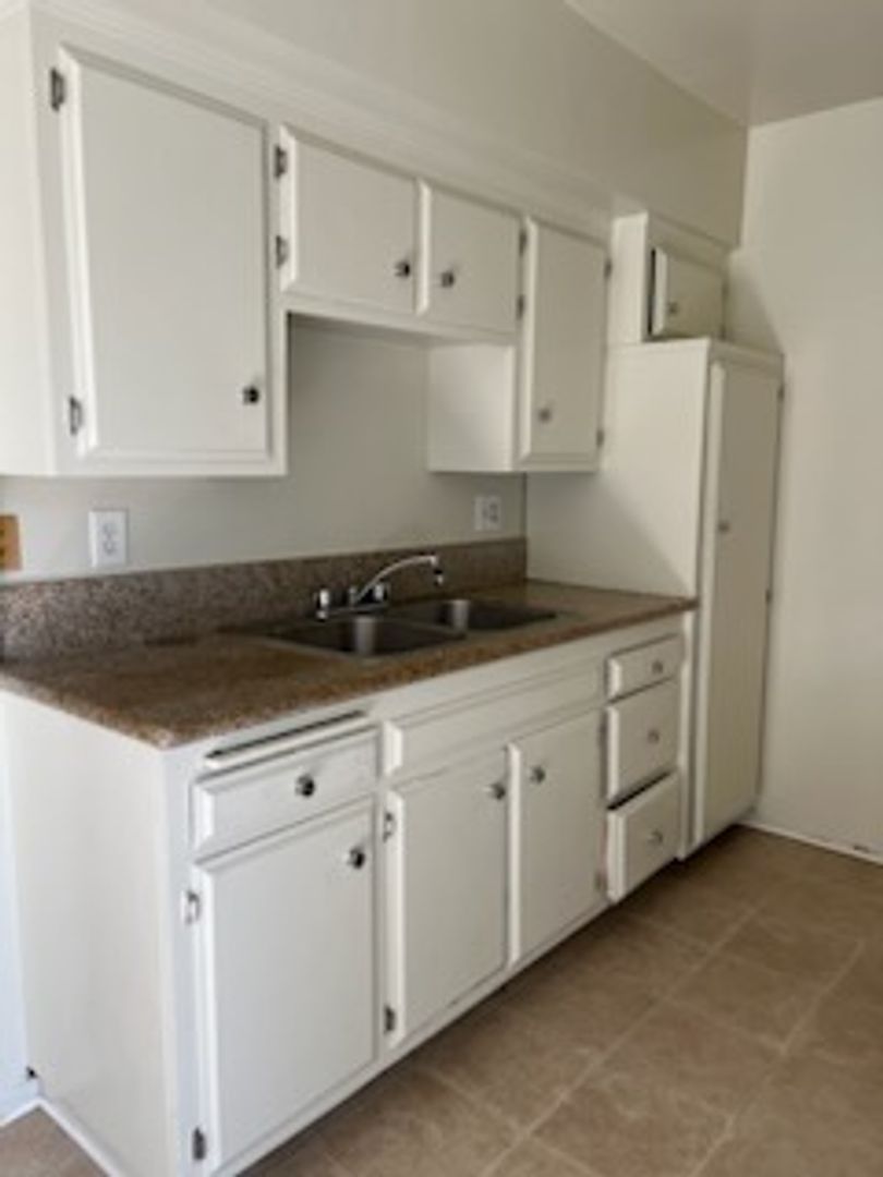 Santa Monica Apartment: 2621 28th St.