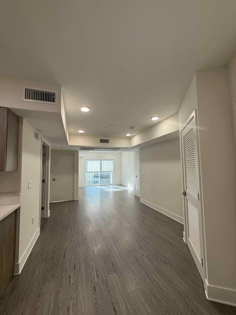 Los Angeles Apartment: 2022 W Sunset Boulevard