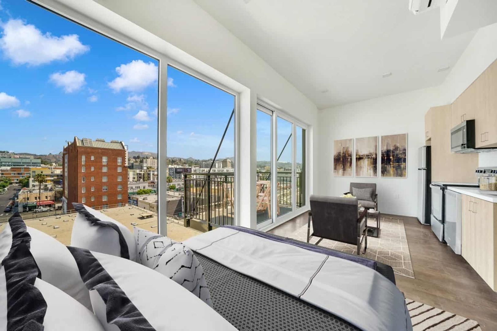 Los Angeles Apartment: 6762 Hawthorn Ave