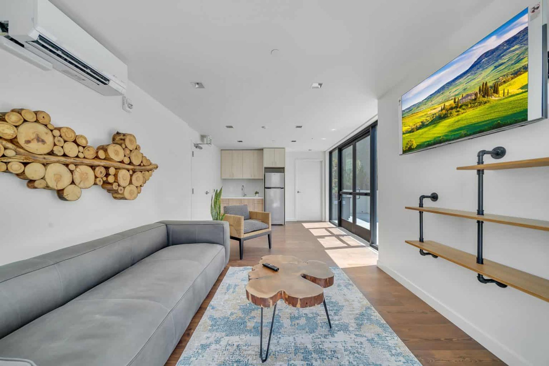Los Angeles Apartment: 6762 Hawthorn Ave