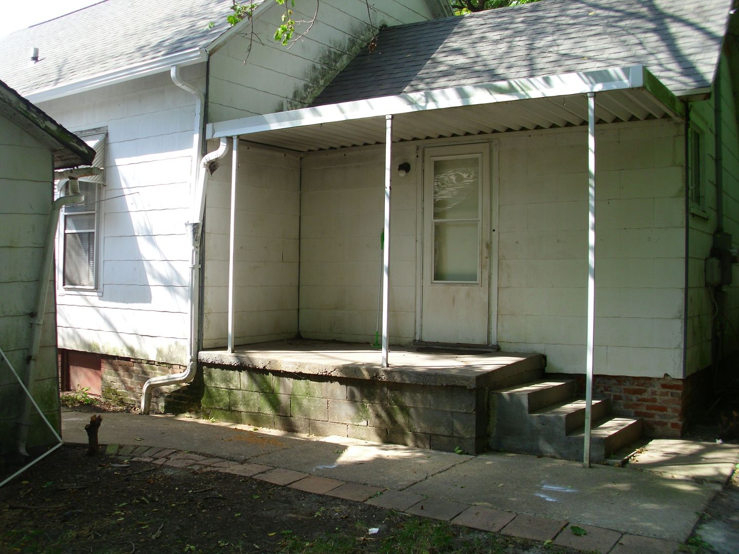2 bedroom house with garage