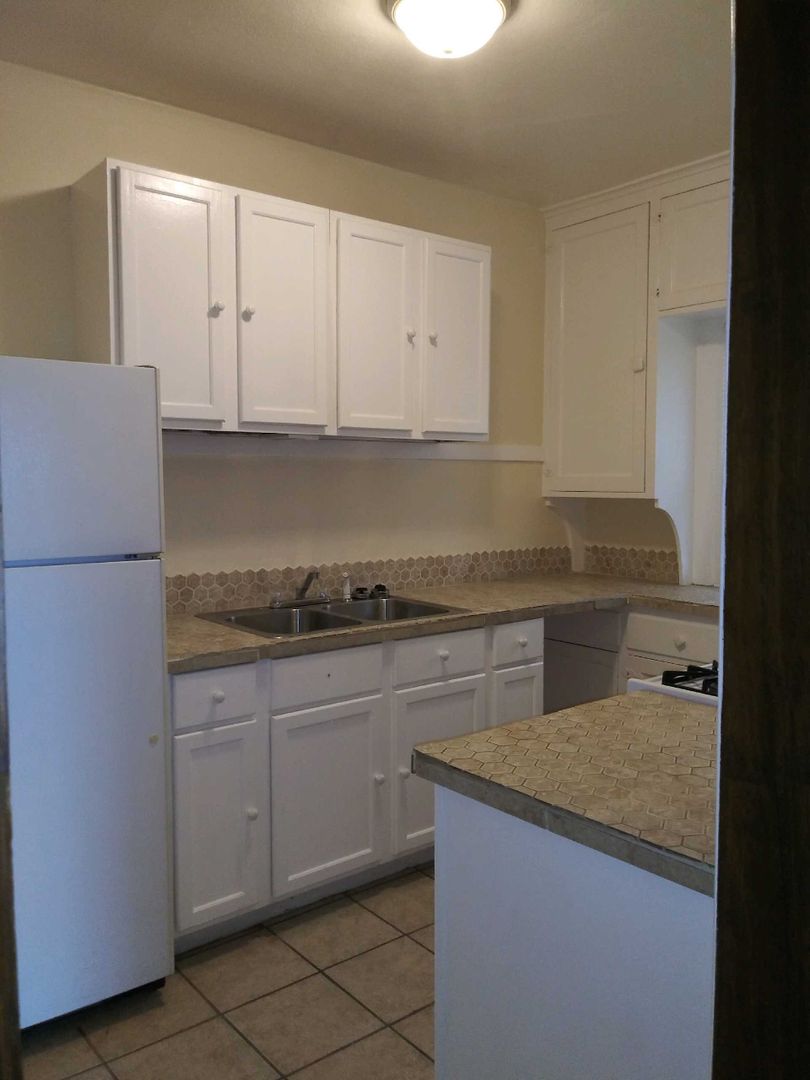 Rockford Apartment: 2426-28 Benderwirt Ave