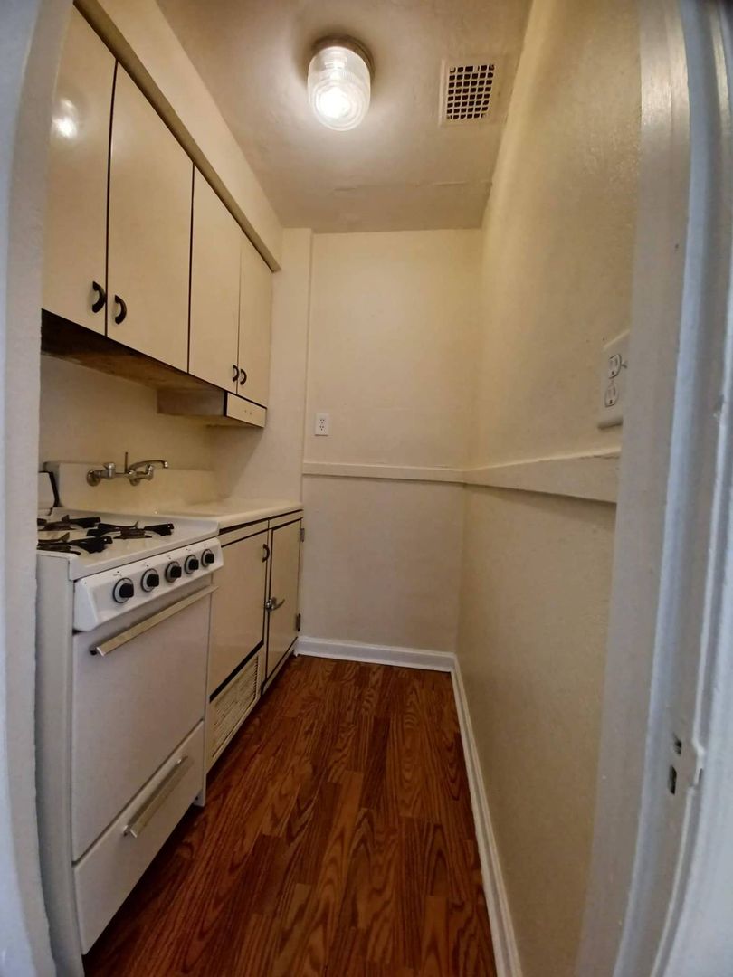 Rockford Apartment: 2130 Auburn St